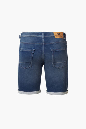 Donkerblauwe jeansshort van Petrol Industries met omgeslagen pijpen en achterzakken.