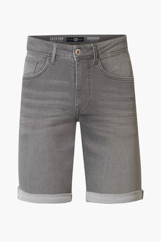 Jean court gris clair de Petrol Industries, vu de l'arrière avec des poches et des jambes repliées.
