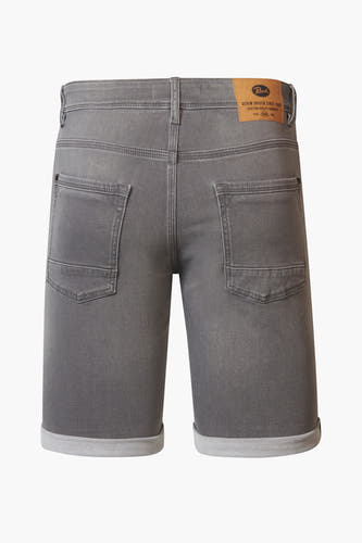 Lichtgrijze jeansshort van Petrol Industries, gezien vanaf de achterkant met opgerolde pijpen en zakken.