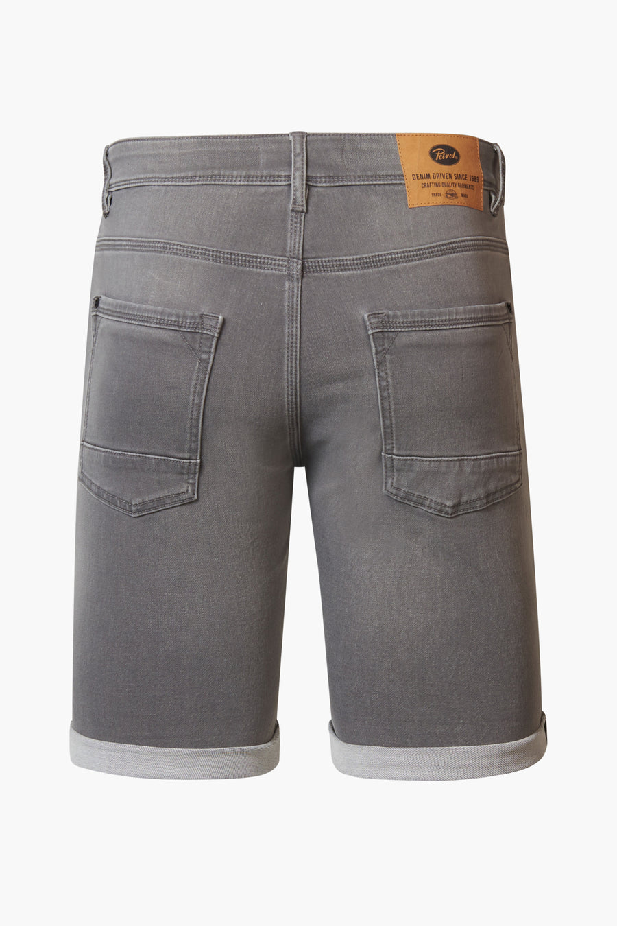 Lichtgrijze jeansshort van Petrol Industries, gezien vanaf de achterkant met opgerolde pijpen en zakken.