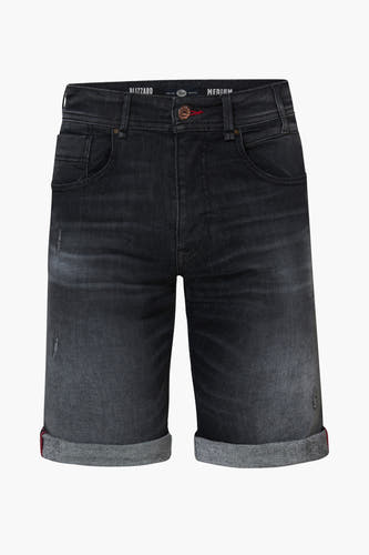 Zwarte jeansshort van Petrol Industries met opgerolde pijpen en een verwassen effect.
