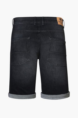 Zwarte jeansshort van Petrol Industries, gezien vanaf de achterkant, met opgerolde pijpen en zakken.