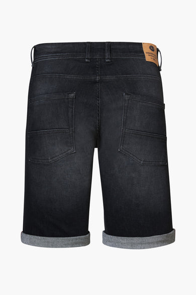 Zwarte jeansshort van Petrol Industries, gezien vanaf de achterkant, met opgerolde pijpen en zakken.