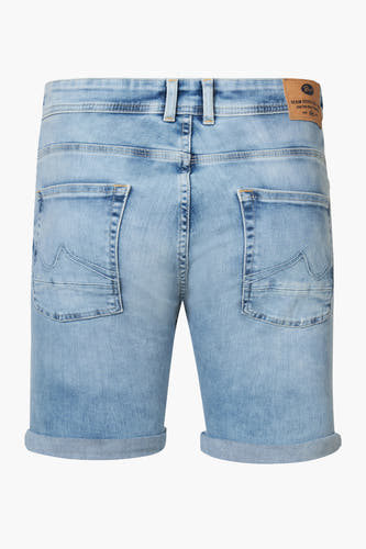 Blauw jeansshort van Petrol Industries®, met achterzakken en opgerolde pijpen.