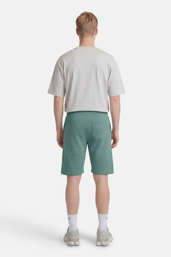 Groene short van Petrol Industries®, gezien van achteren, met een achterzak en effen design.

