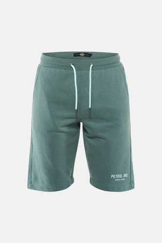 Groene short van Petrol Industries, met trekkoord en het opschrift "Petrol Ind. Hawaii-Aloha".
