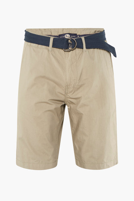 Beige bermuda van Petrol Industries met een blauwe riem met dubbele ringgesp.