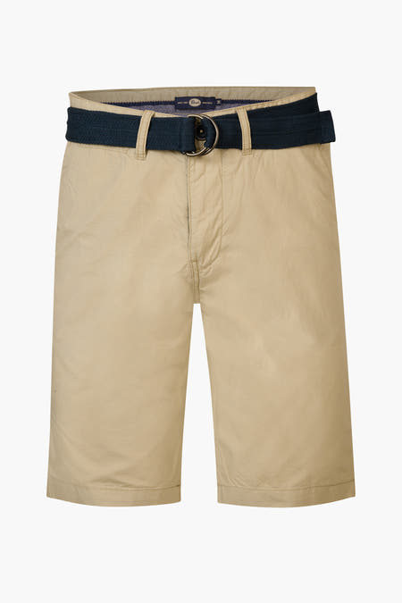 Beige bermuda van Petrol Industries met een donkerblauwe riem en zilverkleurige gesp.