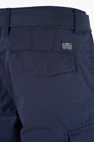 Blauwe bermuda van Petrol Industries met klepzak, riem en merklogo.