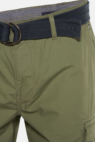 Kaki bermuda van Petrol Industries met donkerblauwe riem en dubbele ringgesp, cropped.
