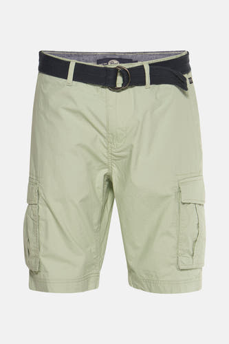 Shorts verts de Petrol Industries avec ceinture bleu foncé et sac à dos.