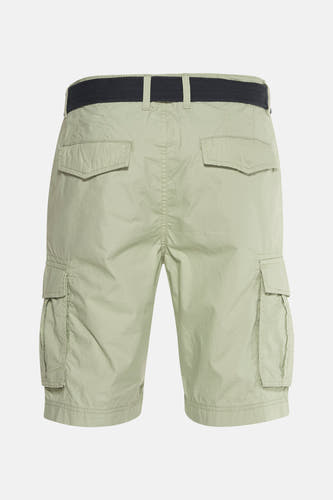 Shorts verts de Petrol Industries®, avec des poches et une ceinture noire, sur un fond blanc.