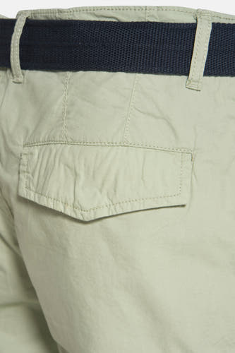 Shorts verts de Petrol Industries®, avec poche arrière et ceinture bleu marine.