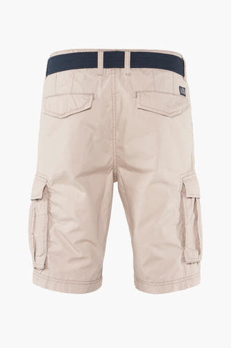 Beige bermuda van Petrol Industries met cargozakken en een marineblauwe riem, gezien vanaf de achterkant.