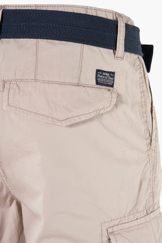 Beige bermuda van Petrol Industries met een donkerblauwe riem, achterzak en labeldetail.
