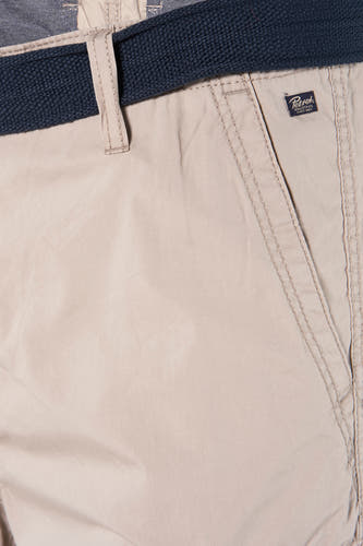Beige bermuda van Petrol Industries, met een blauwe riem en een zak aan de zijkant.