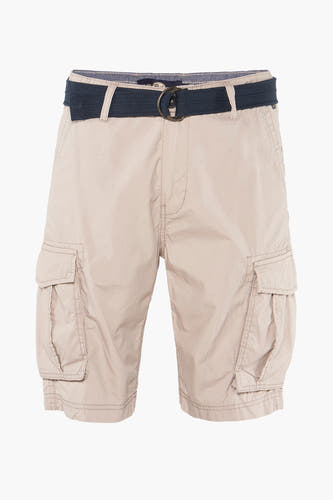 Beige bermuda van Petrol Industries, met zakken en een marineblauwe riem.
