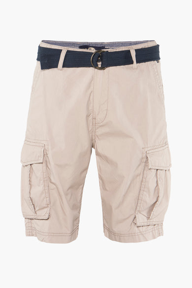 Beige bermuda van Petrol Industries, met zakken en een marineblauwe riem.
