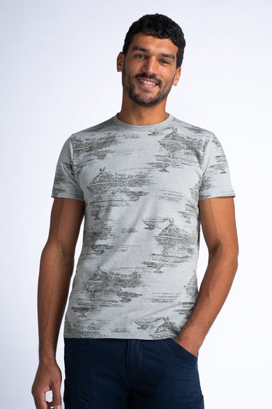 T-shirt vert de Petrol Industries avec une impression graphique et des manches courtes, porté avec un pantalon foncé.