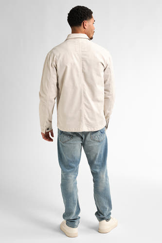 Chemise écru de Petrol Industries avec des manches longues, portée avec des jeans et des baskets crème, vue arrière.