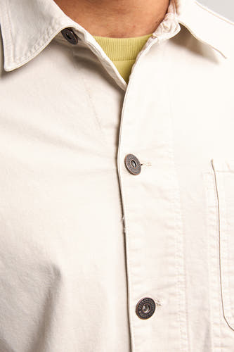 Chemise écru de Petrol Industries, avec une blouse tricotée visible et une fermeture à boutons.