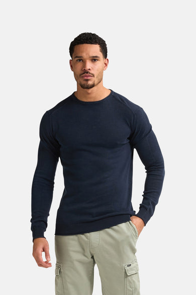 T-shirt bleu avec col rond de Petrol Industries, vu de derrière, associé à un pantalon cargo et des baskets crème.