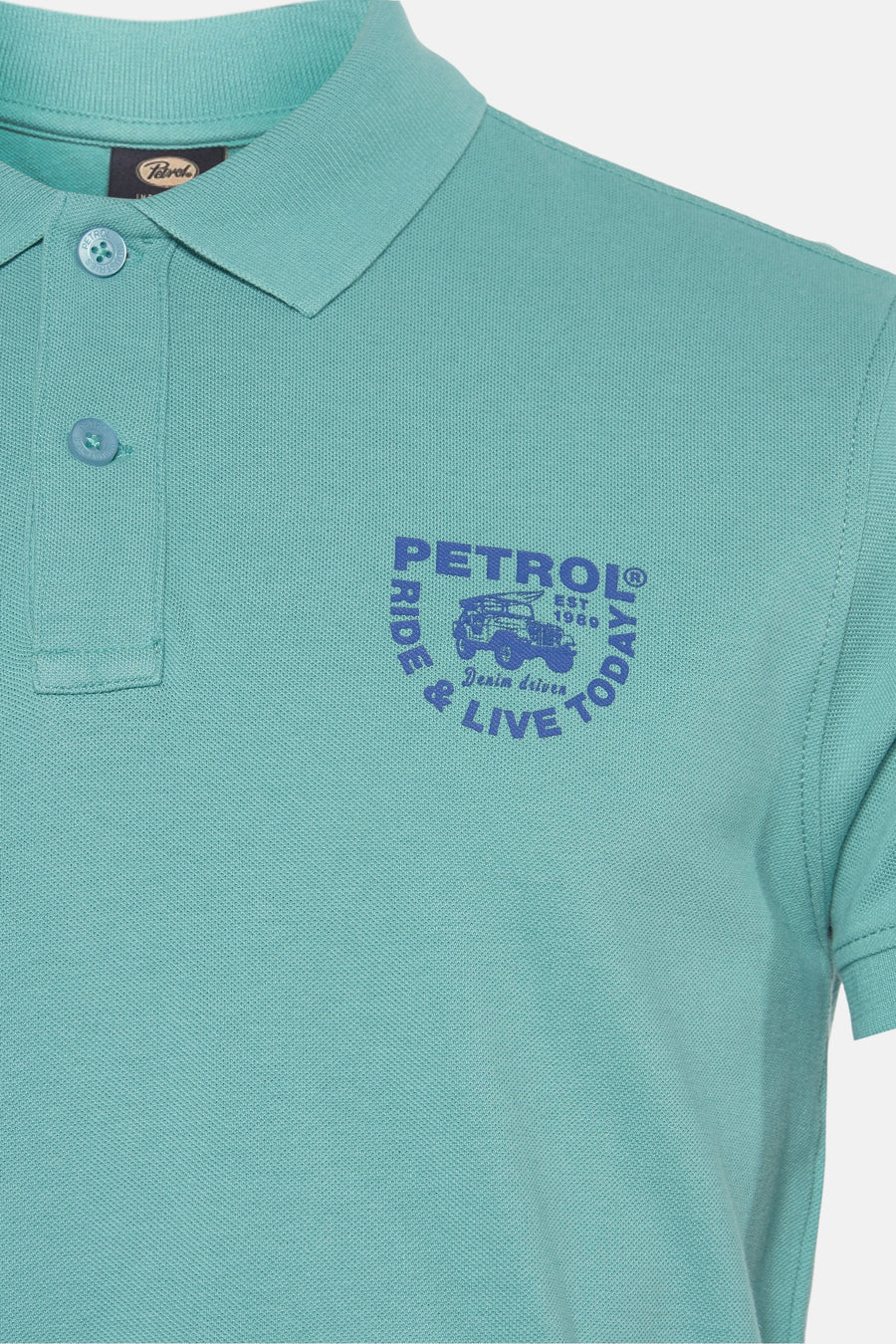 Blauw poloshirt met korte mouwen van Petrol Industries®, voorzien van een embleem op de borst.
