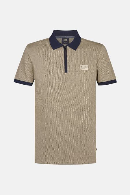 Beige polo met korte mouwen van Petrol Industries, met een geometrisch patroon en donkerblauwe accenten.
