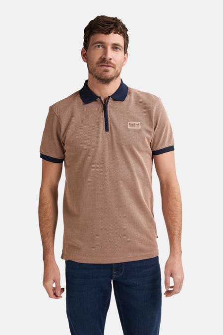 Polo marron à manches courtes de Petrol Industries, avec un motif géométrique fin et des détails bleu marine.