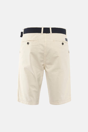 Ecru short van Petrol Industries met blauwe riem, achterzakken met knoopsluiting, casual en stijlvol.