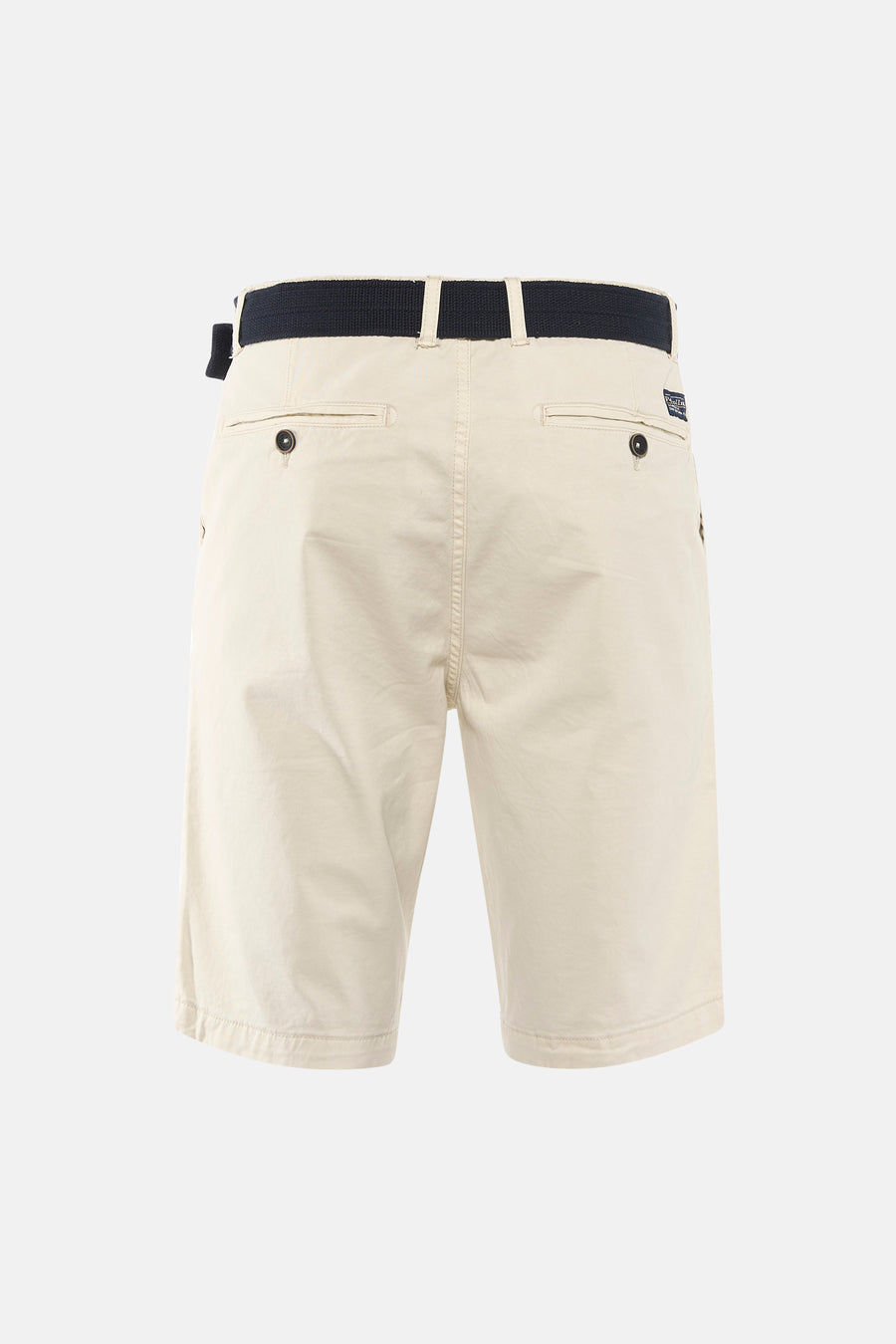 Ecru short van Petrol Industries met blauwe riem, achterzakken met knoopsluiting, casual en stijlvol.