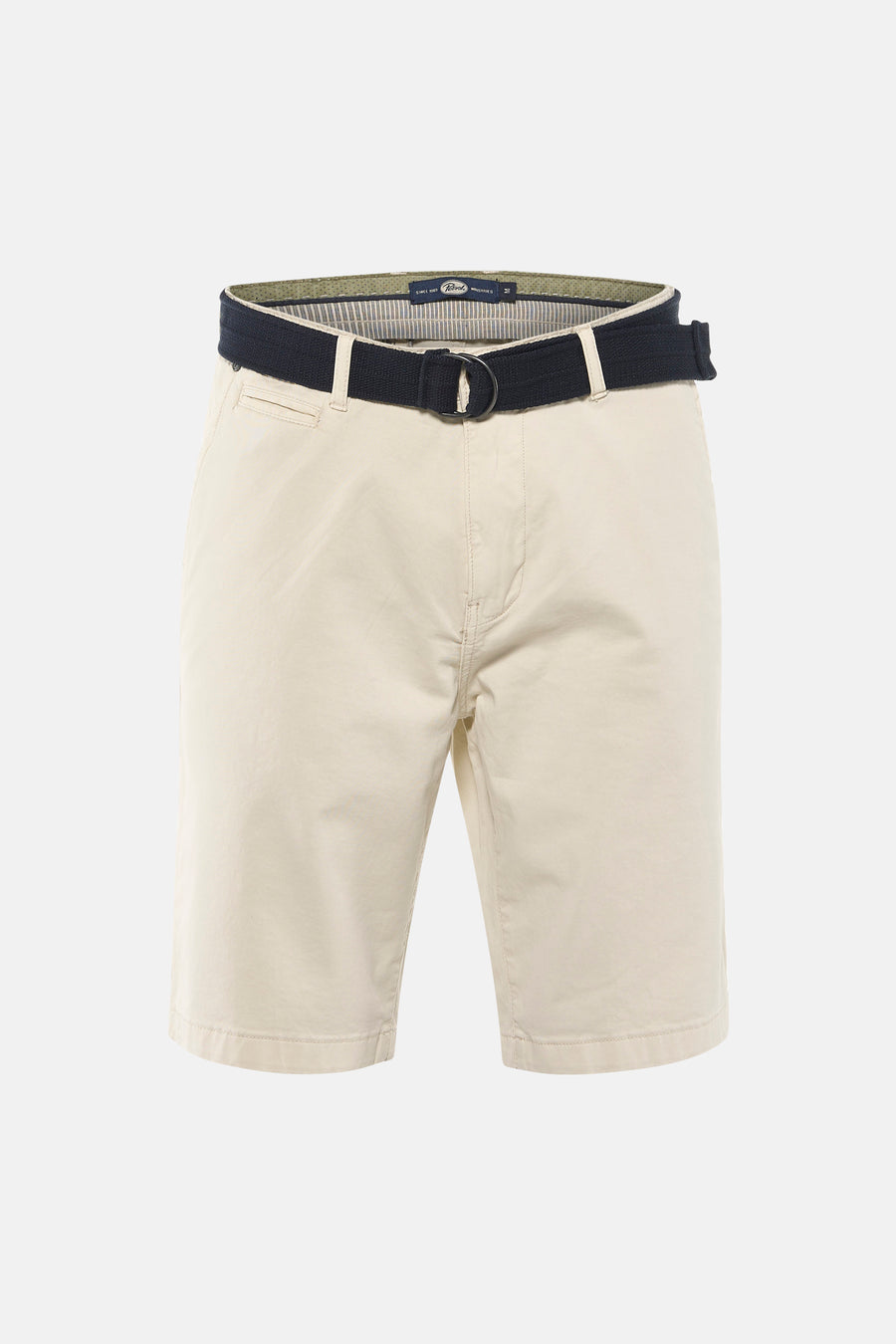 Ecru short van Petrol Industries, met een donkerblauwe riem met een ronde gesp.