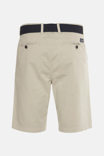 Groene short van Petrol Industries met riem, achterzakken en knoopsluiting, achterkant.
