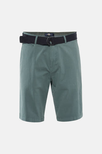 Groene shorts van Petrol Industries, met zwarte riem met dubbele ringgesp, op een witte achtergrond.