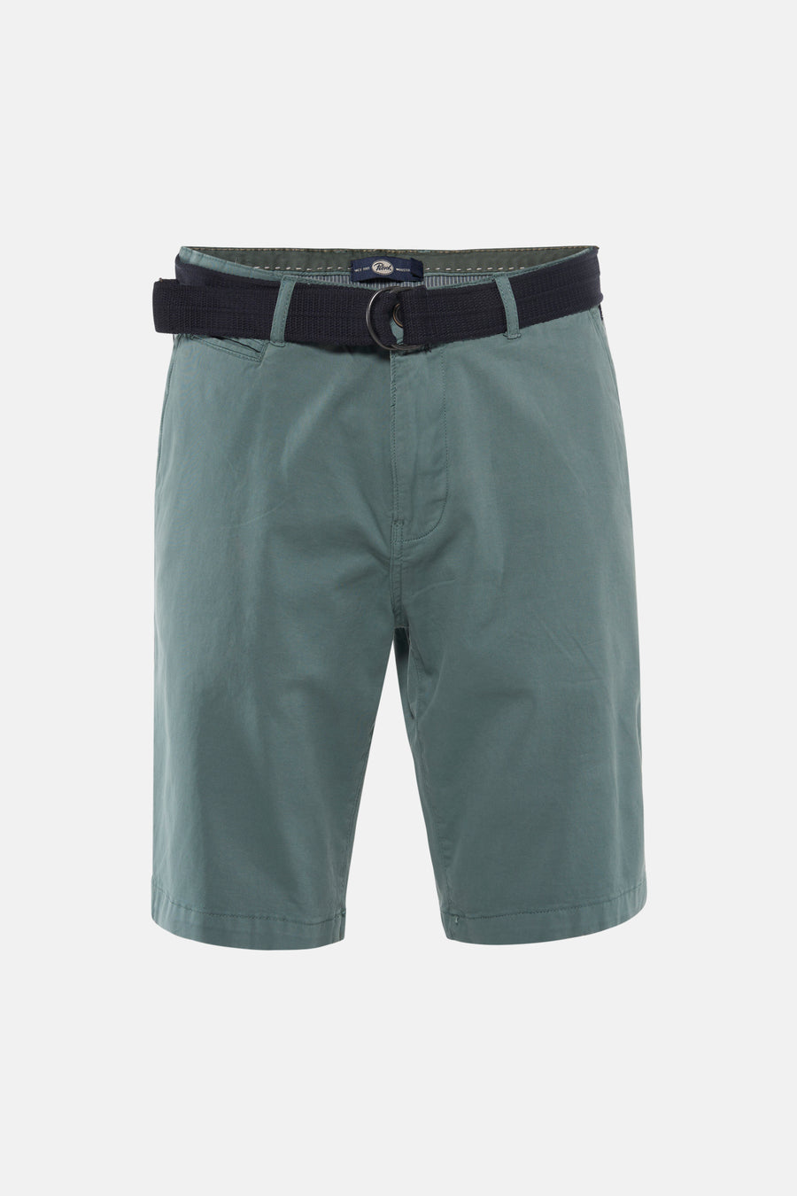 Groene shorts van Petrol Industries, met zwarte riem met dubbele ringgesp, op een witte achtergrond.