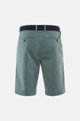 Groene shorts van Petrol Industries, met riem en zakken op de achterkant.