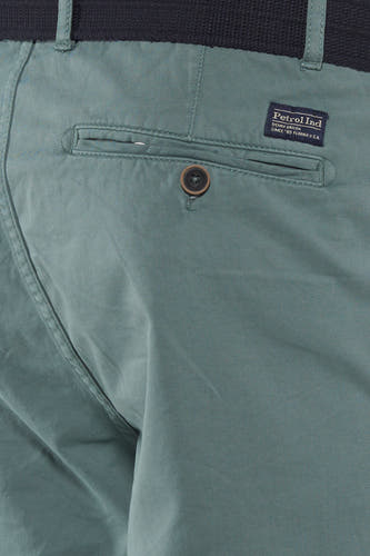 Groene shorts van Petrol Industries®, met achterzak en een knoopsluiting.