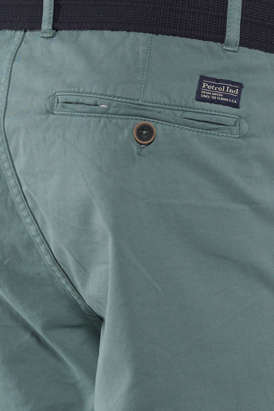 Groene shorts van Petrol Industries®, met achterzak en een knoopsluiting.