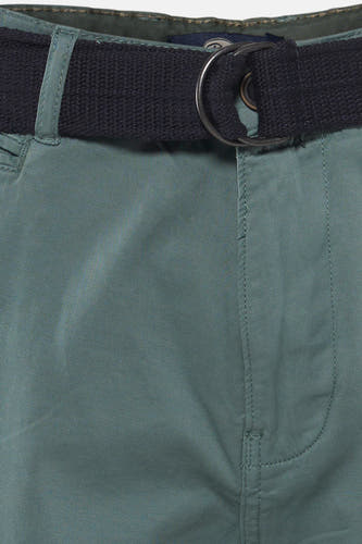 Groene shorts van Petrol Industries, met een zwarte riem met zilveren ringgesp.