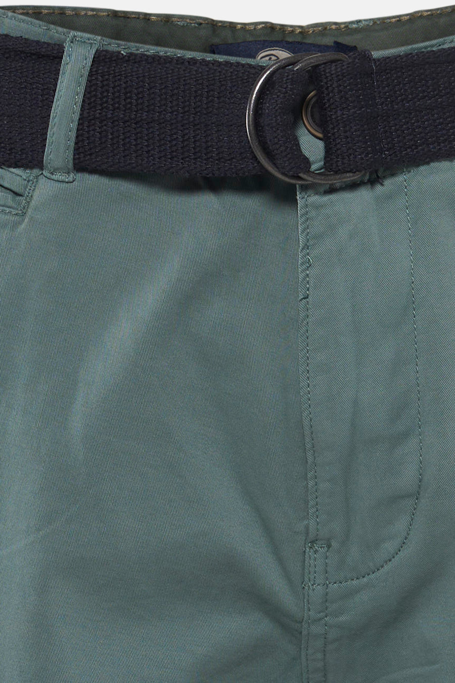 Groene shorts van Petrol Industries, met een zwarte riem met zilveren ringgesp.