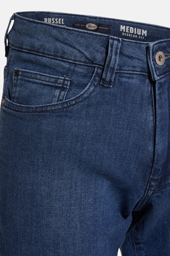 Jean denim bleu court de Petrol Industries, avec des poches classiques et des coutures subtiles.