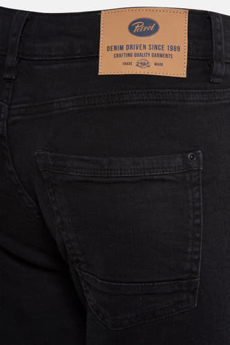 Zwarte denim jeansshort van Petrol Industries met een subtiel stikseldetail op de achterzak.
