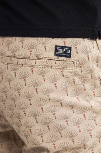 Beige short van Petrol Industries met bruin waaierpatroon en achterzak.