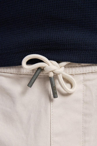 Beige short van Petrol Industries met trekkoorddetail en subtiele verticale stiksels.