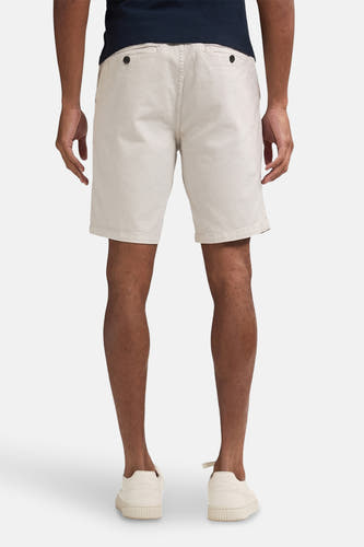 Beige short van Petrol Industries®, gezien van achteren, met achterzakken en bijpassende crèmekleurige schoenen.