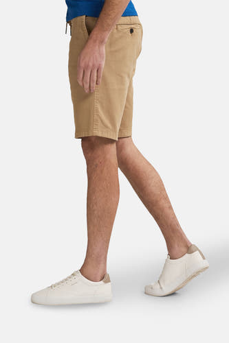 Short beige pants from Petrol Industries, with a cord and a knot, in a side view.