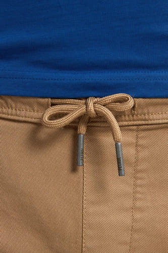 Short beige de Petrol Industries avec une ceinture à la taille