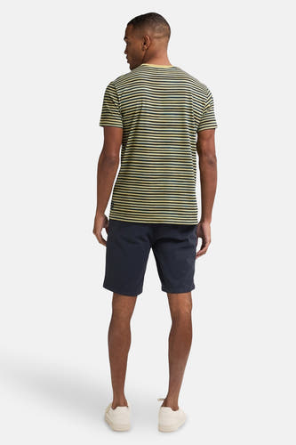 Blauwe short van Petrol Industries, gecombineerd met een gestreept T-shirt en crèmekleurige sneakers, gezien van achteren.

