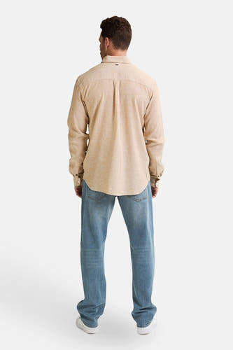 Beige overhemd met lange mouwen van Petrol Industries®, gezien van achteren, met een effen dessin en jeans.
