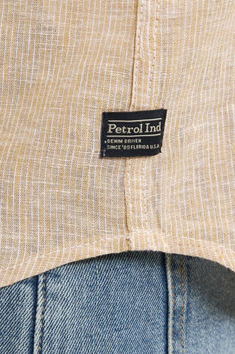 Beige overhemd met lange mouwen van Petrol Industries, met een geweven textuur en een labeldetail.
